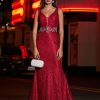 Robes De Soiree BABARONI | Robe Fourreau En Dentelle Perlee A Col En V Plongeant Bordeaux